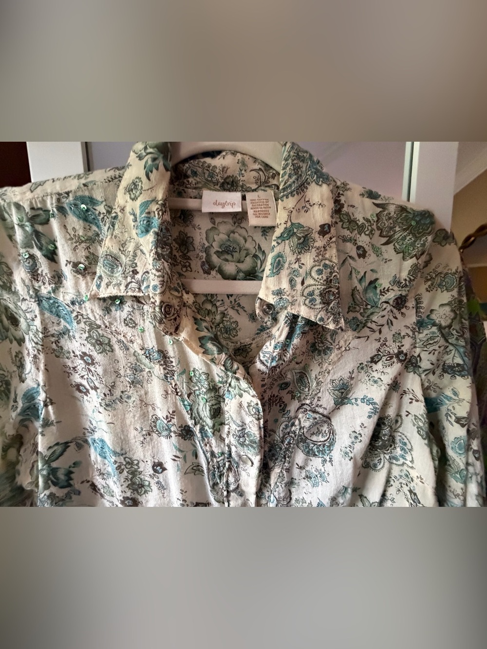 Daytrip Green -blue Floral Button-Front Women's Blouse, like new, L - Picture 3 of 9